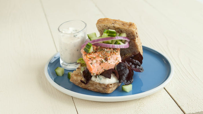 Burger de saumon grillé avec sauce au concombre, à l’aneth et au citron
