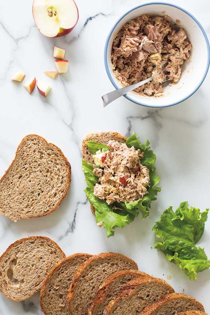Sandwich aux pommes et au thon